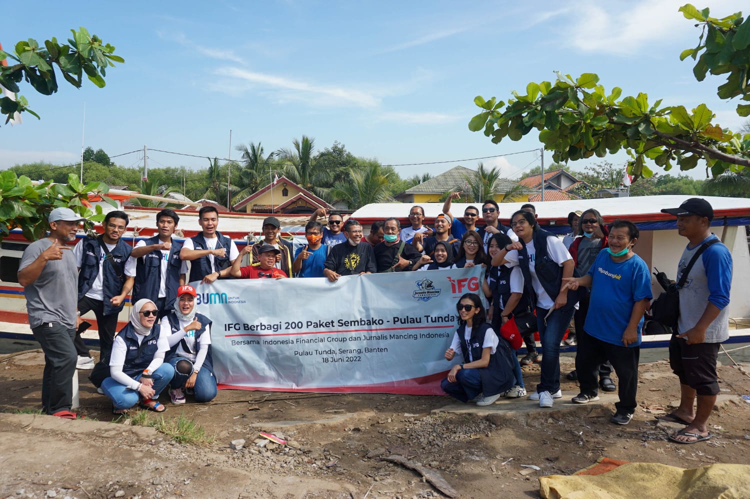 Tim Relawan IFG Berbagi Sembako Gratis untuk Masyarakat di Pulau Tunda