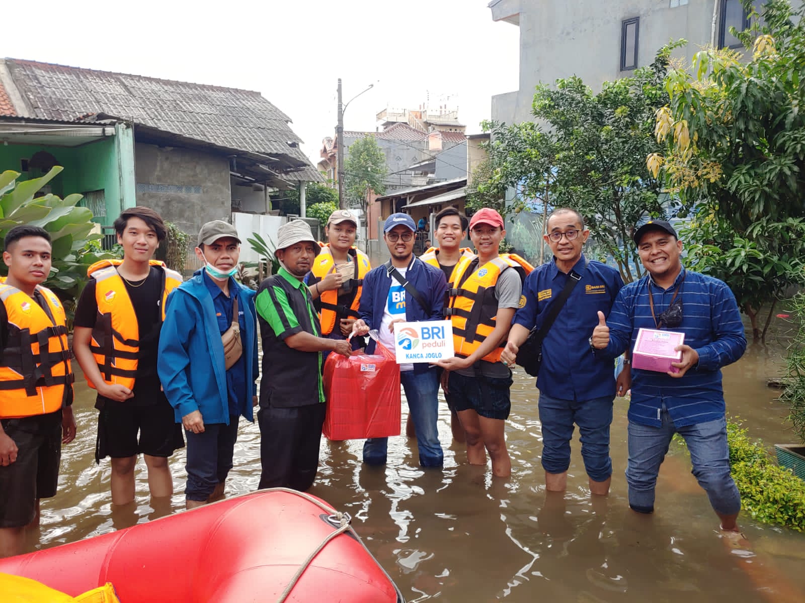 Bencana Banjir, BRI Salurkan Bantuan ke Warga Ciledug, Tangerang dan Garut