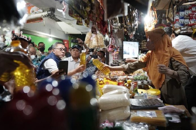 Pantau Pasar, Mendag Sebut Harga Minyak Goreng Curah di Jateng Sudah di Bawah Rp14 Ribu