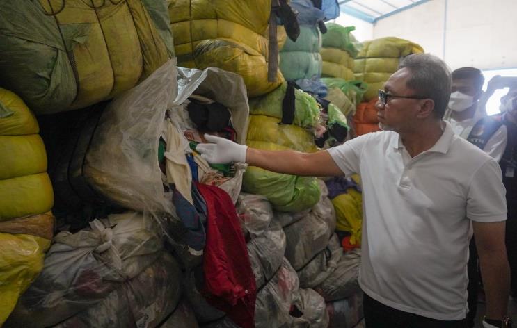 Gelar Gerakan Jumat Bersih, Mendag Musnahkan 750 Bal Pakaian Bekas Senilai Rp 8,5 Miliar