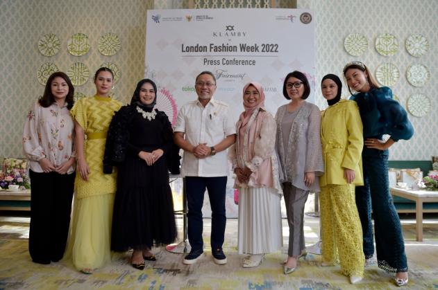Mendag Acungi Jempol Klamby, Merek Fesyen Indonesia Pertama di London Fashion Week 2022