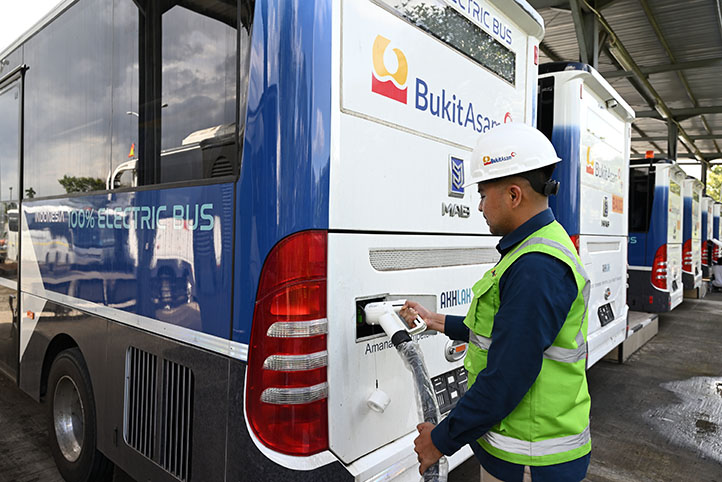 PTBA Mulai Operasikan 10 Unit Bus Listrik untuk Kendaraan Tambang Demi Dekarbonisasi