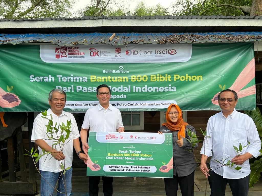 HUT ke-45 Pasar Modal Indonesia: Aksi Penanaman Pohon dan Penyerahan Bantuan di Kalsel