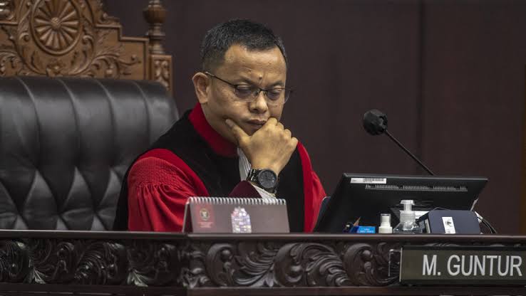 Terbukti Ubah Putusan, Hakim MK Guntur Hamzah Disanksi Teguran Tertulis