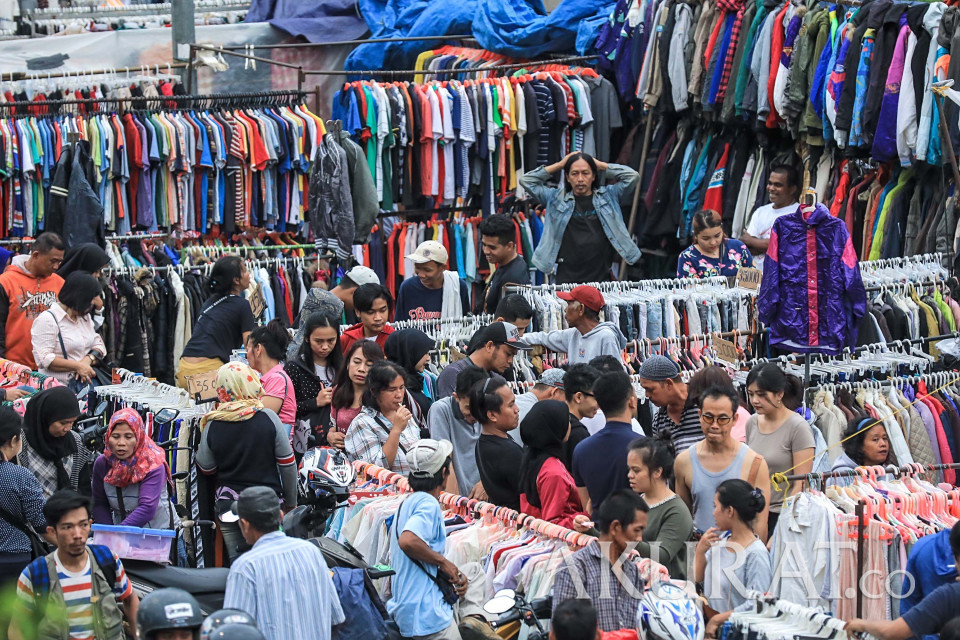 Menkop UKM Ajak Pedagang Pakaian Bekas Impor Beralih ke Produk Lokal
