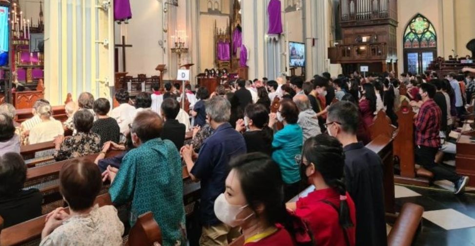Gelar Jumat Agung, Ribuan Umat Penuhi Gereja Katedral Jakarta