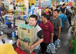 Terjadi Gangguan, Warga Malaysia Borong Air Kemasan di Supermarket