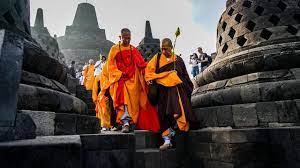 Unggah Gambar Biksu Thudong di Borobudur, Presiden Ucapkan Selamat Hari Raya Waisak
