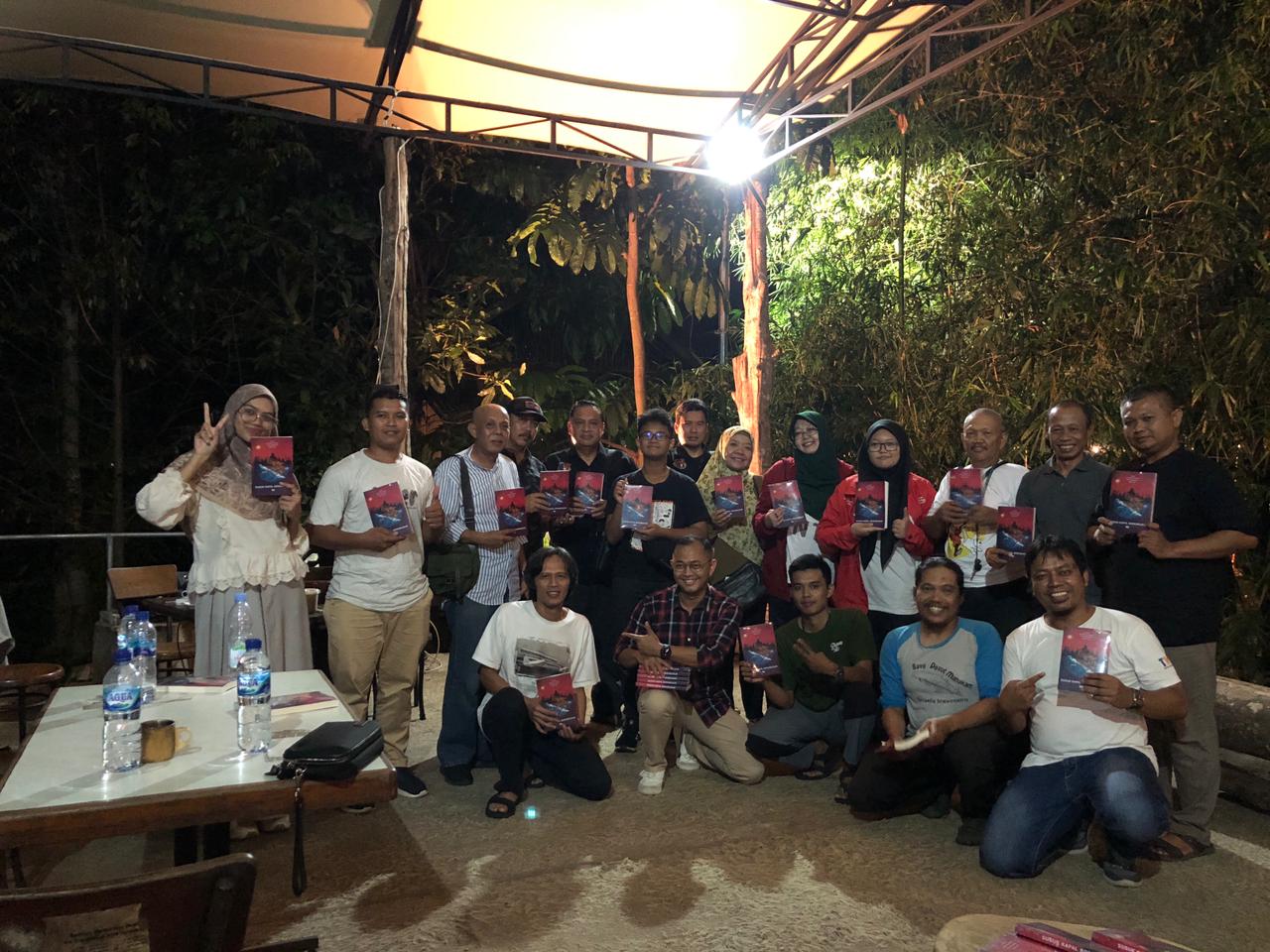 Tak Sekedar Ngopi, Pengunjung Kopi Bumi Citarik Bedah Buku 'Susuk Kapal Borobudur'
