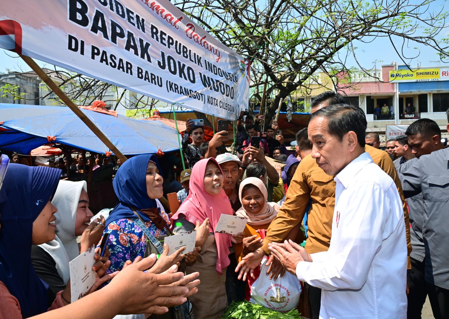 Tinjau Pasar Kranggot, Presiden: Harga Bahan Pangan Sangat Baik