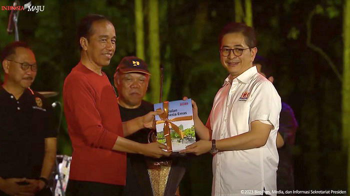 Presiden Terima Buku Peta Jalan Menuju Indonesia Emas 2045 dari KADIN