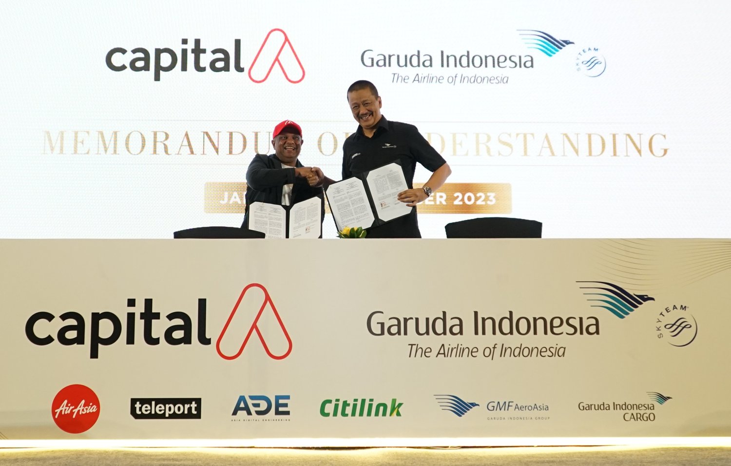 Jalur Udara! Garuda (GIAA) dan Air Asia Jalin Kerjasama Bisnis Untuk Kejar Revenue