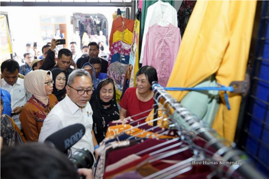 Dialog Dengan Pedagang Pasar Johar, Mendag Pastikan Awasi Perdagangan Luring dan Daring