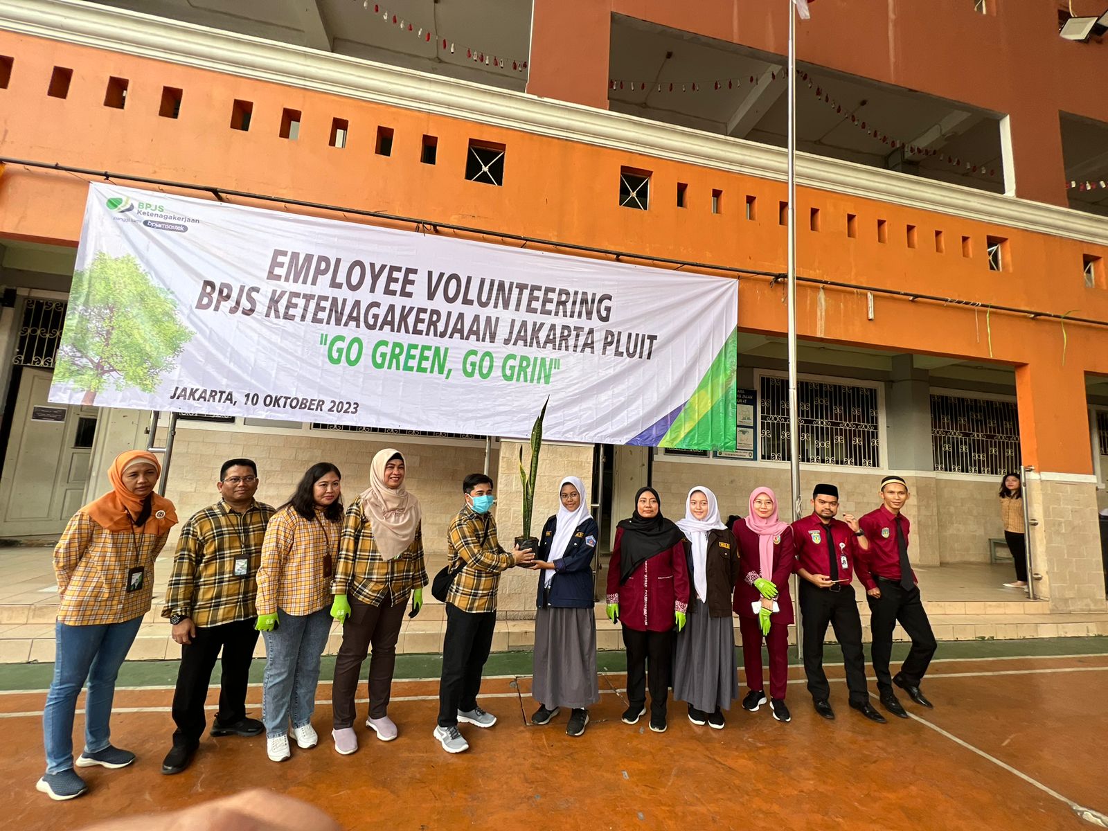 Karyawan BPJS Ketenagakerjaan Jakarta Pluit Gelar Go Green Go Grin