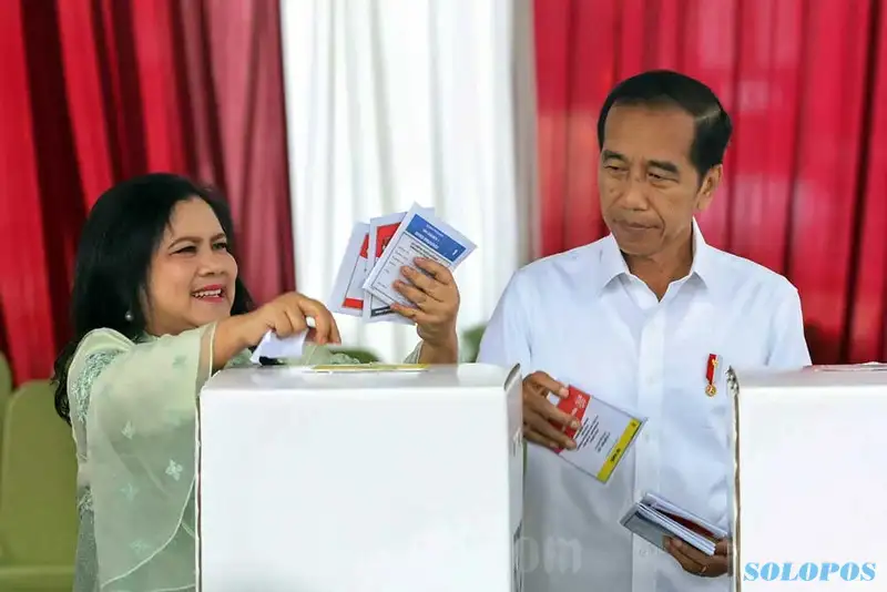 Pemilu 2024, Presiden Jokowi dan Ibu Negara Iriana Gunakan Hak Pilih di TPS 10 Gambir