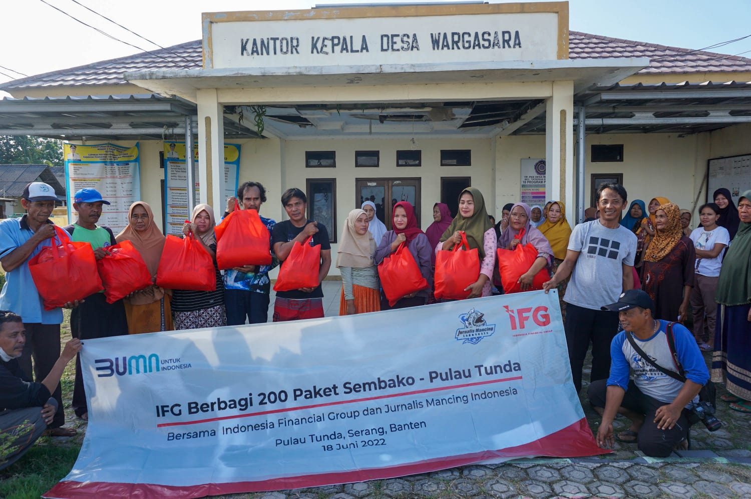 Tim Relawan IFG Berbagi Sembako Gratis untuk Masyarakat di Pulau Tunda