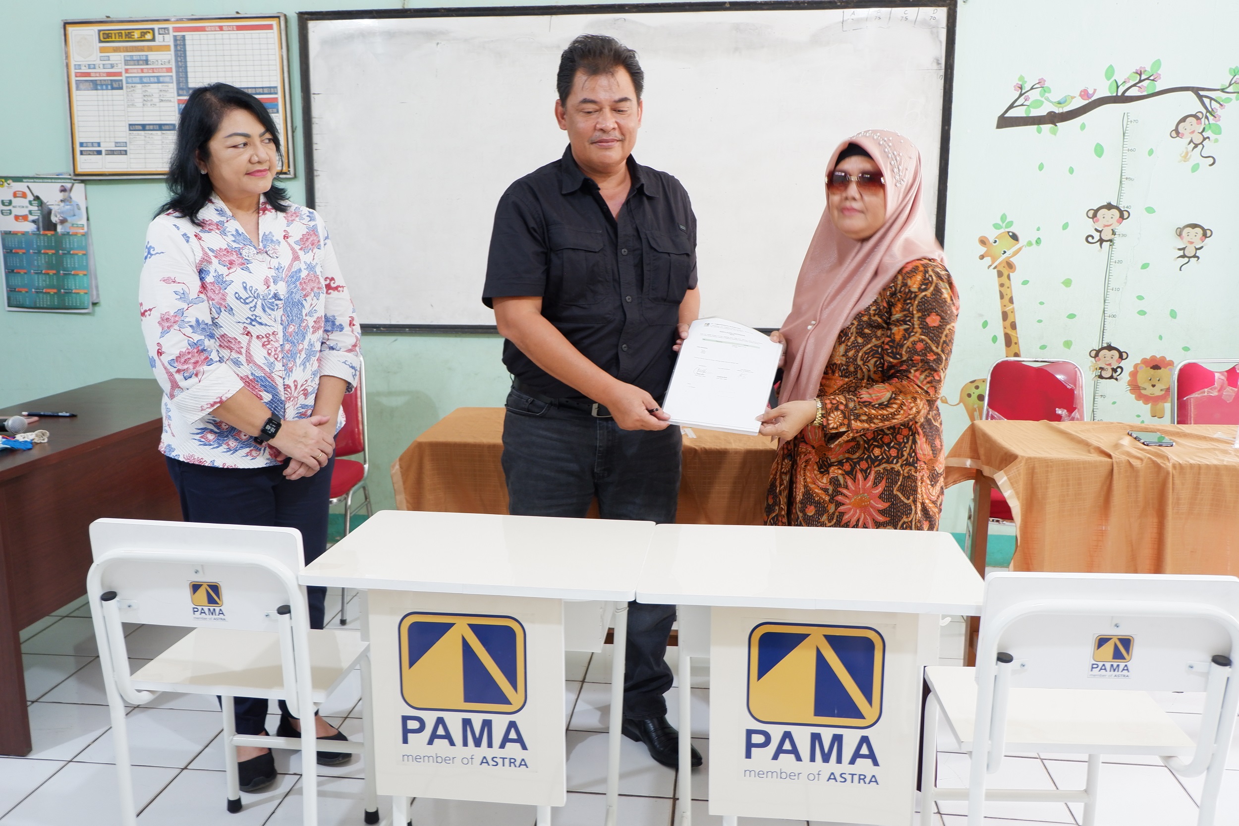 PT Pamapersada Nusantara Serahkan Bantuan Alat Sekolah Produksi UMKM Binaan YDBA