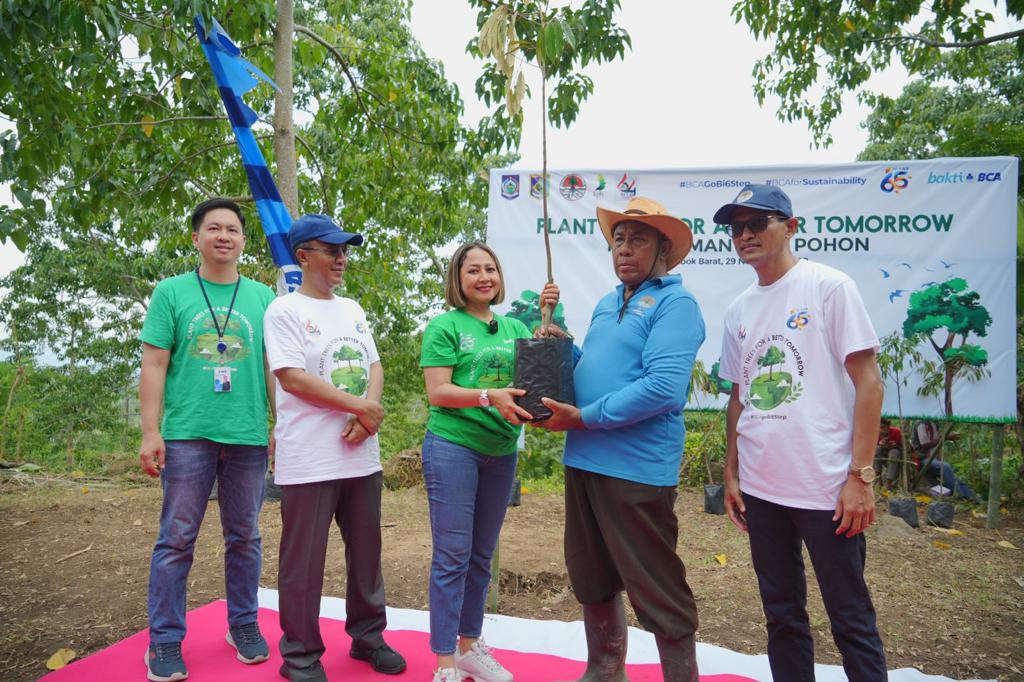 Kolaborasi dengan Pemda BCA Tanam 1.000 Pohon Durian di Gunung Sasak, Lombok Barat
