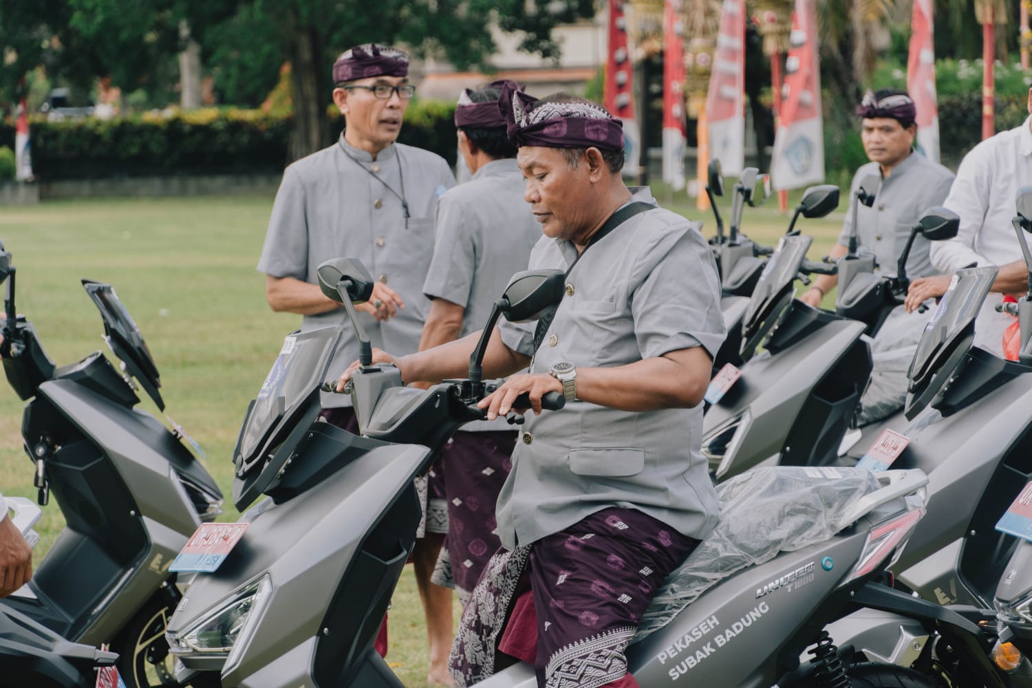 PT TDI Serahkan 210 Unit Motor Listrik Untuk Pekaseh Melalui Disbud Badung Bali